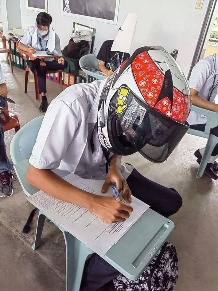 Cậu bạn này thì trực tiếp dùng chiếc mũ bảo hiểm "full face" làm chiếc mũ chống quay cóp.