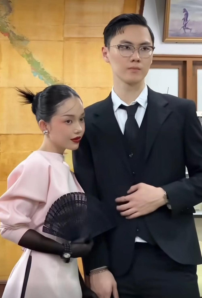 Trước đó, Linh Ngọc Đàm công khai yêu đương với anh chàng Max Shu vào tháng 11/2022. Ngay sau khi công khai, dân tình đã soi ra Max Shu sở hữu ngoại hình cực điển trai và gia thế khủng. Anh chàng từng theo học tại Đại học New York (Mỹ) - một ngôi trường danh giá.