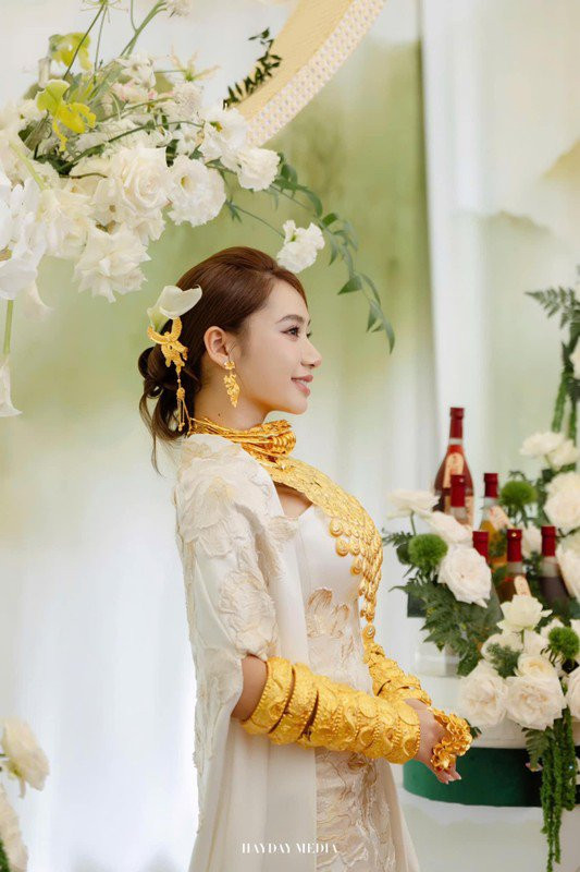Được biết cô dâu là con của chủ một tiệm vàng lớn nhất nhì Đồng Tháp.