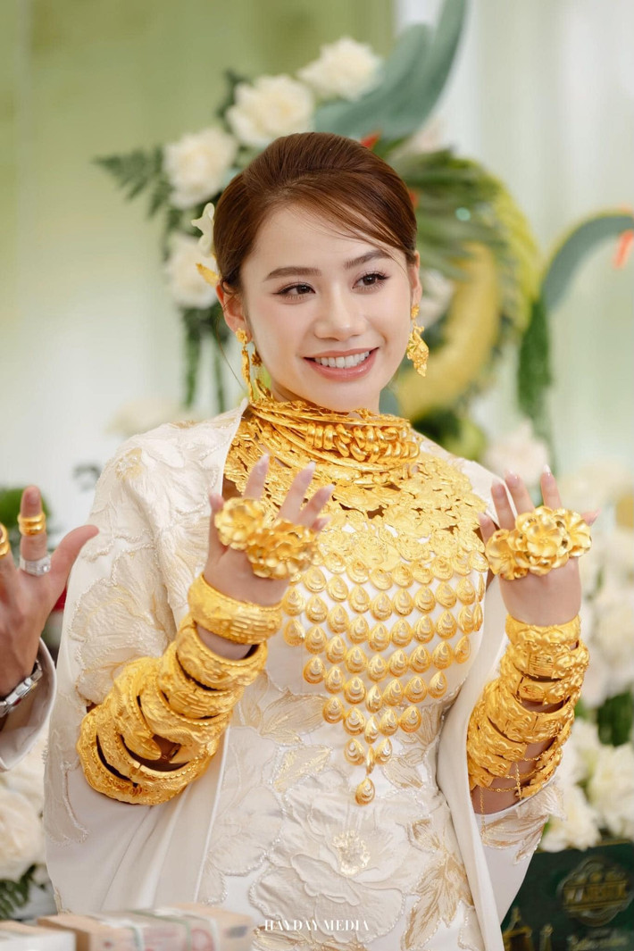 Cách đây ít lâu, mạng xã hội chia sẻ hình ảnh cùng đoạn clip ghi lại một đám hỏi của Minh Thư và Hoàn Hảo. Từ những hình ảnh được đăng tải có thể thấy, cô dâu đeo "ngập vàng", kín cổ, tai và tay khiến ai xem cũng trầm trồ, ngưỡng mộ.