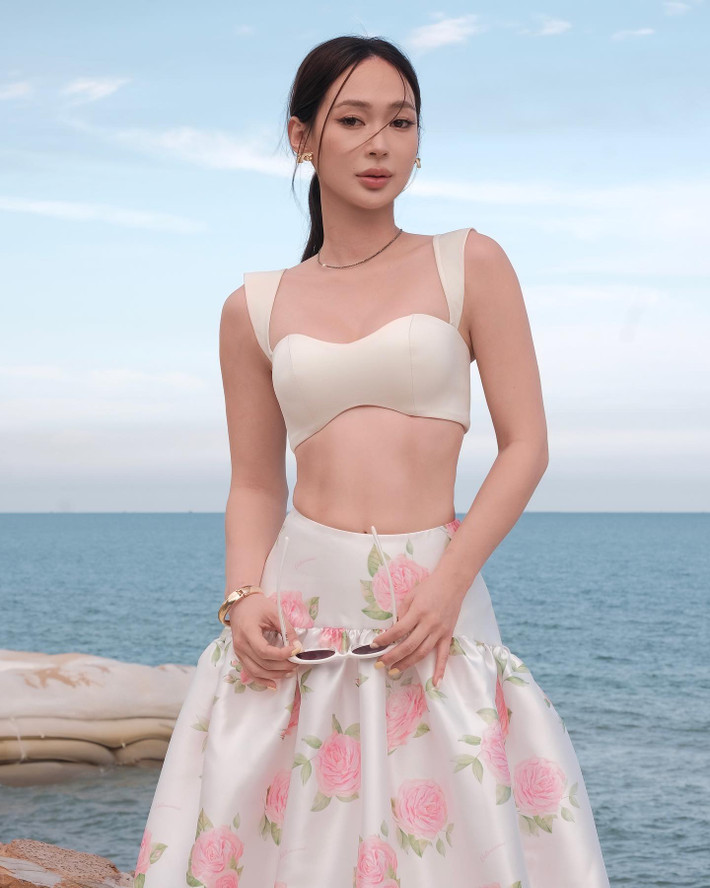 Với thân hình thon gọn cùng số đo 3 vòng quyến rũ, Sun HT tự tin khoe trọn đường cong cơ thể với những thiết kế khoe vòng eo con kiến. (Ảnh: IGNV)
