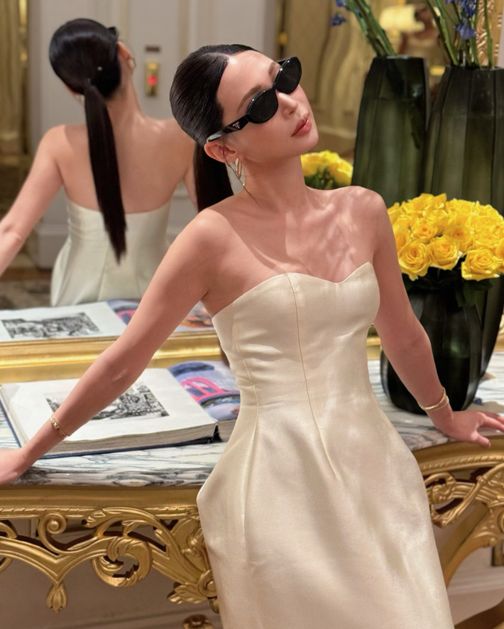 Bờ vai "mắc áo" là khái niệm về hình thể đẹp được rất nhiều cô nàng theo đuổi. Theo đó, người sở hữu bờ vai này là người có phần vai mảnh mai, phần xương quai xanh nhô lên nhẹ, khung vai thẳng nhưng đầu vai vẫn uốn cong mềm mại.