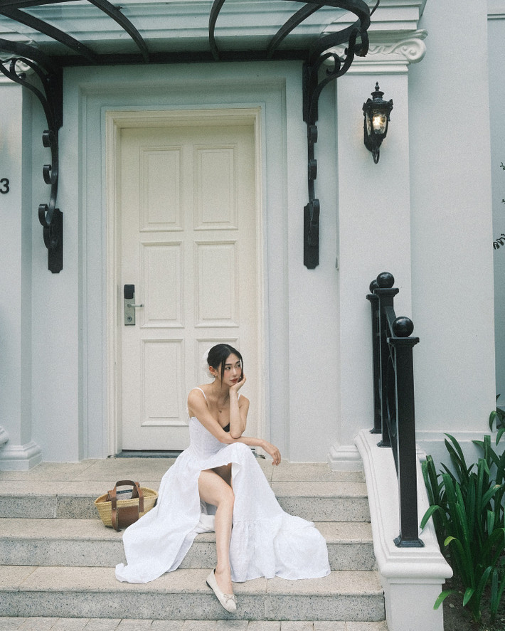 Gần đây, hot girl Hà thành có sự "lột xác" trong phong cách thời trang, ngày càng trở nên quyến rũ, gợi cảm.