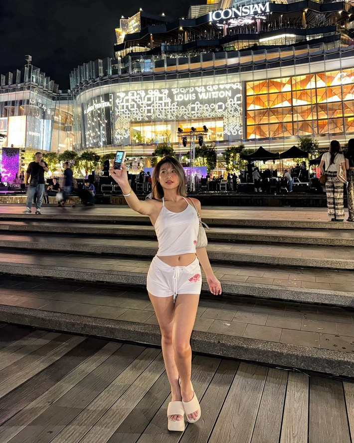 Đồng hành trong chuyến đi Thái Lan lần này của Louis Phạm không ai khác là bạn trai Việt Kiều của cô nàng.