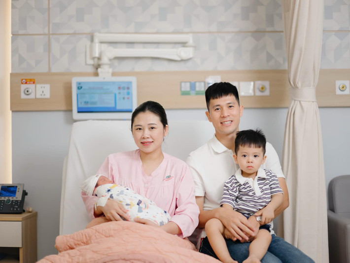 Trần Đình Trọng chia sẻ hình ảnh bà xã Huyền Trang đang ôm trọn thiên thần nhỏ trong vòng tay, cùng dòng trạng thái đầy xúc động: “Vậy là từ nay nhà mình có thêm một cô công chúa”.