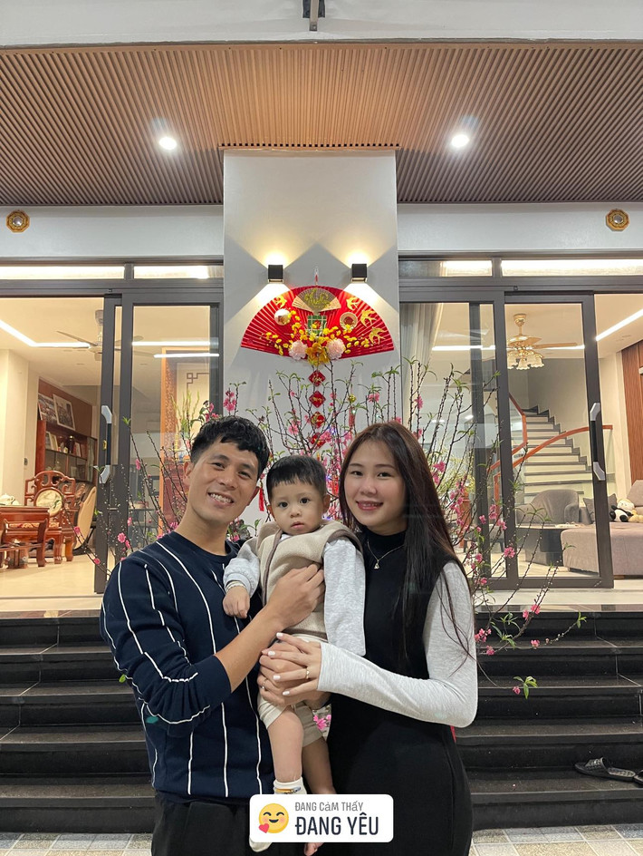Huyền Trang (SN 1995) hơn Đình Trọng 2 tuổi. Năm 2022, cặp đôi tổ chức lễ ăn hỏi và đăng ký kết hôn. Đến đầu năm 2023, cả hai đón con đầu lòng.