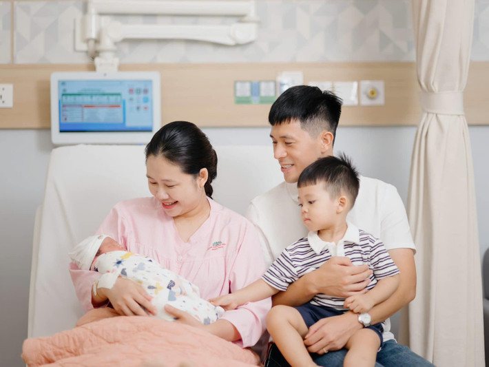 Trong loạt ảnh, Đình Trọng và Huyền Trang tươi cười rạng rỡ hướng mắt đến công chúa nhỏ đáng yêu. Dù mới vượt cạn, tuy nhiên bà xã nam cầu thủ vẫn vô cùng rạng ngời, hạnh phúc.