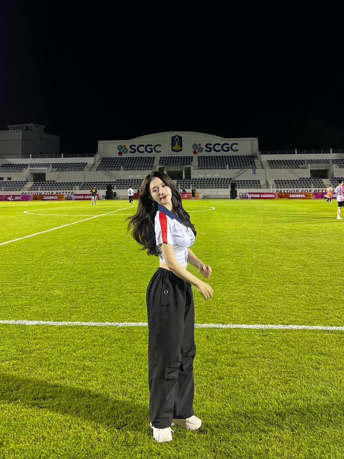 Linh Nắng tên thật là Bùi Phương Linh, là một MC xinh đẹp của tựa game Valorant được cộng đồng game thủ yêu mến vì lối dẫn dắt duyên dáng. (Ảnh: FBNV)