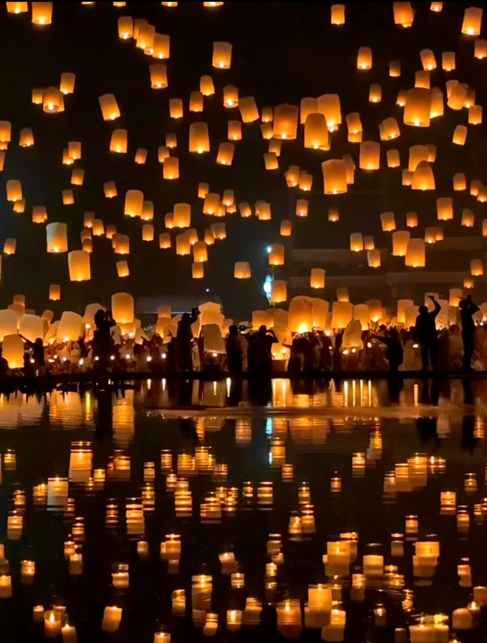 Trong 3 ngày tham gia lễ hội Yi Peng, vào ban ngày, khách du lịch có thể đạp xe dạo quanh Chiang Mai. Thành phố này có không khí ôn hòa, mát mẻ quanh năm, cùng với đó là những công trình kiến trúc lâu đời và cảnh đẹp thiên nhiên khó nơi đâu sánh bằng. (Ảnh: Facebook)
