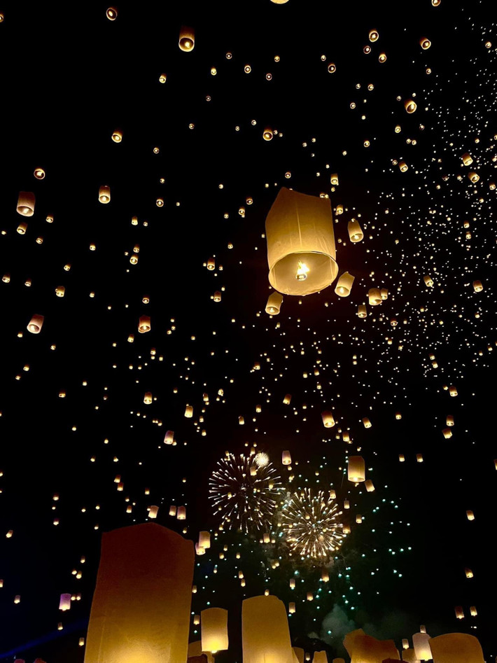 Khi những chiếc đèn lồng khom loi được thắp sáng và thả bay giữa trời, càng lên cao hòa cùng vô số đèn lồng khác như một đàn sứa khổng lồ phát sáng. (Ảnh: Facebook)