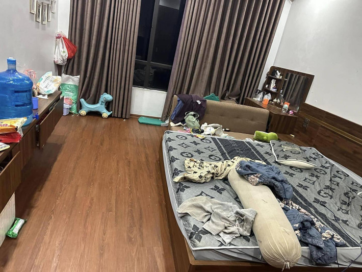 Theo người được cho là chị chồng, cô em dâu không chỉ có lối sống bừa bộn, bẩn thỉu mà còn có thái độ không đúng mực với bố mẹ chồng: "Vợ nó quá lười quá bẩn nó đi làm về ức chế nó chửi thì lại bảo là nó không tôn trọng. Vậy theo mọi người thì nó phải làm như nào? Con đẻ ra thì ngăn cấm không cho bà nội bế, không muốn cho chơi với bà. Bà thì yếu đang bế cháu mà nó giằng bằng được, rồi nay nó về ngoại, mai nó về ngoại để tụ tập nói xấu nhà chồng."