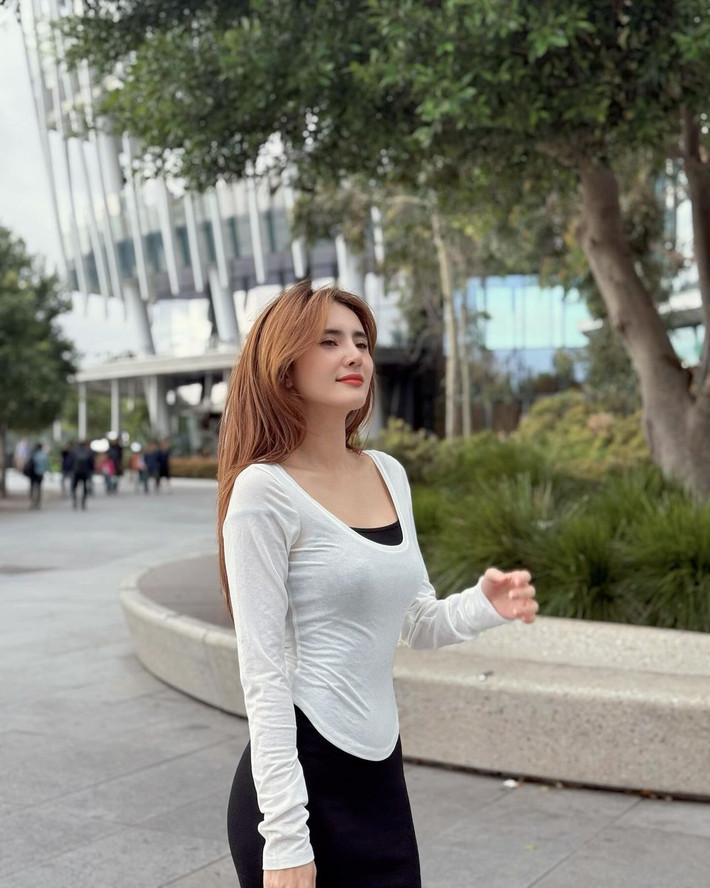 Thời gian gần đây, Khánh Chi thường xuyên khoe cuộc sống sang chảnh khi check-in ở nhiều nơi sang trọng. Ngoài việc tập trung cống hiến cho công ty về giải trí ở TP.HCM, khi rảnh rỗi, em gái của Công Vinh cũng dành thời gian đi du lịch trong và ngoài nước cùng những người bạn thân thiết.
