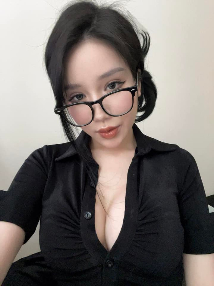 Nhiều fan của cô nàng "đứng ngồi không yên" mà phải để lại bình luận ngợi khen: "Ôi mê cái thân hình và nhan sắc này quá", "sắc vóc này không đùa được đâu", "ảnh này hơi mờ nha chị, mờ ê mê".