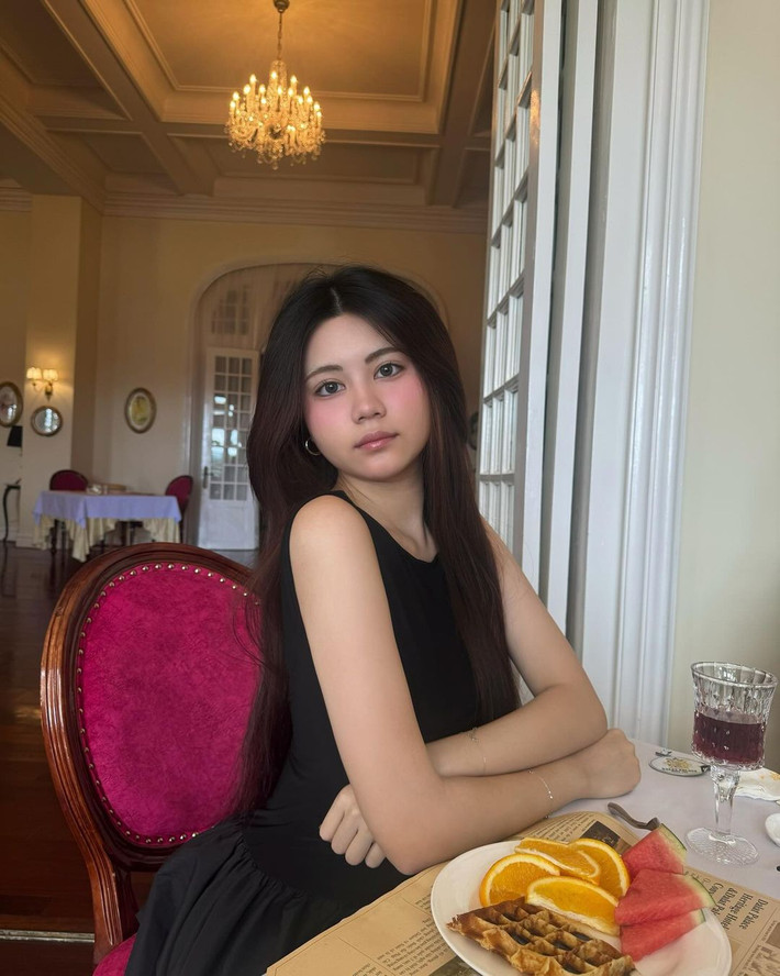 Trong loạt ảnh vừa mới đăng tải, Hạt Dẻ tiếp tục lựa chọn lối make-up đậm, nhấn nhá phần mắt, tôn lên ngũ quan sắc sảo.