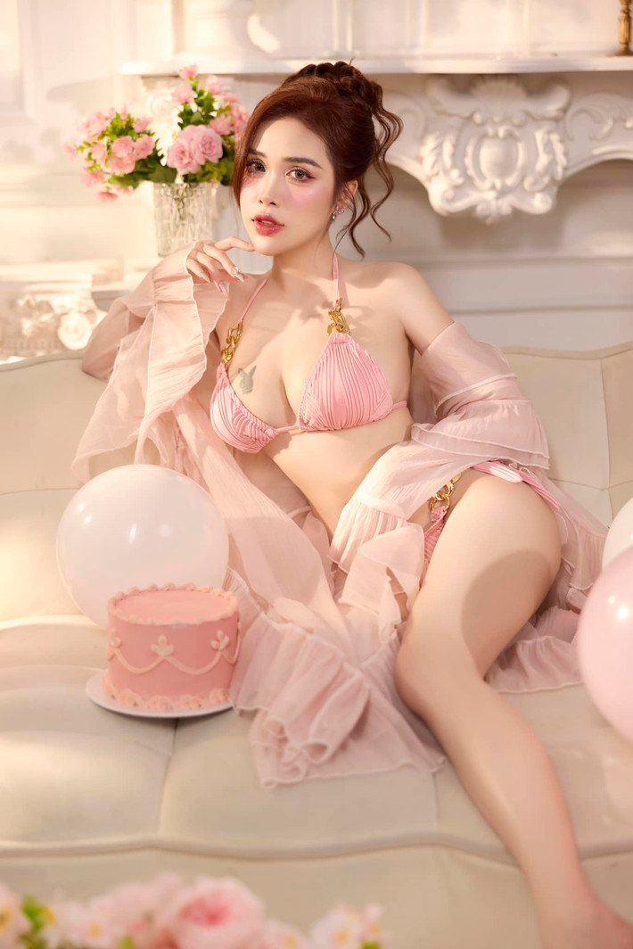 Vốn gây ấn tượng với phong cách ăn mặc khá phóng khoáng, gợi cảm, ở thời điểm hiện tại, nàng hot girl vẫn theo đuổi phong cách này.