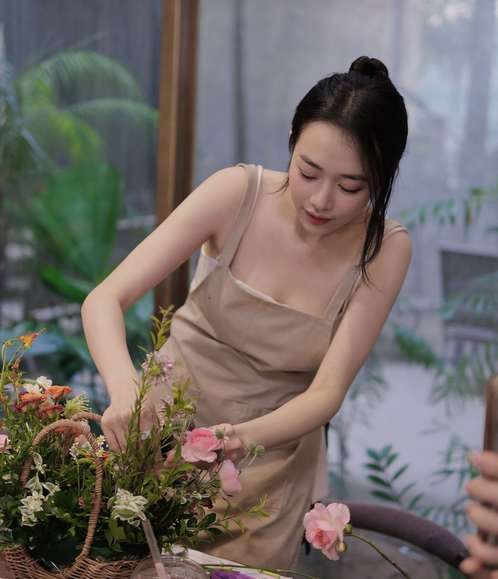 Hot girl đất mỏ đang là người mẫu tự do, kinh doanh và giữ vai trò giám đốc hình ảnh cho một thẩm mỹ viện. (Ảnh: IGNV)