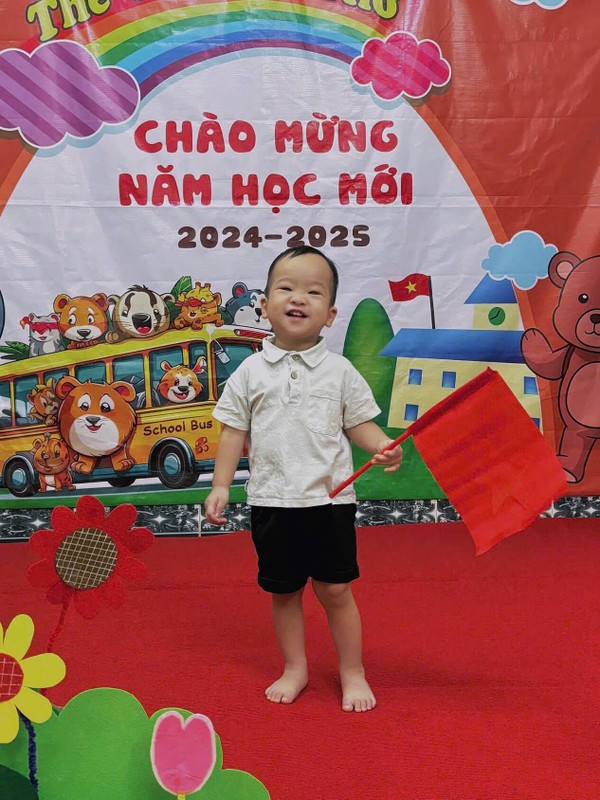 Chị Nhi cho biết trái với điệu bộ "ghê gớm" lúc nói chữ "nín", Danh Hưng là cậu bé ngoan ngoãn, luôn hoạt bát. (Ảnh: Tiktok, Facebook)