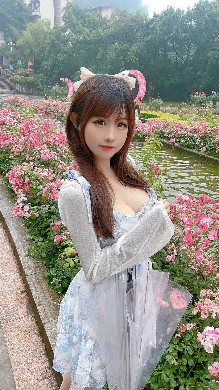 Miko thường tạo ra các bộ cosplay Yae Miko với độ chính xác cao, từ trang phục đến phụ kiện. Bộ đồ bao gồm áo khoác dài, váy ngắn và các chi tiết đặc trưng như đai lưng, khăn quàng và các biểu tượng liên quan đến văn hóa Nhật Bản.