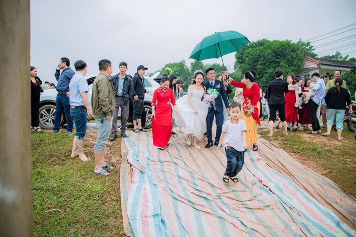 "Đám cưới có một không hai luôn, thế này thì nhớ trọn đời", "quá tuyệt vời luôn họ hàng bà con bạn bè", "sau này đưa cho con xem bức ảnh, đây là đám cưới ba và mẹ con" - netizen hào hứng bình luận phía dưới bài đăng về đám cưới trên Facebook.
