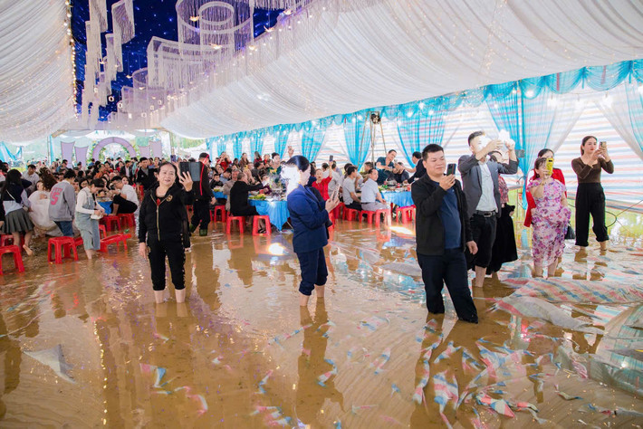 Được biết, đây là đám cưới diễn ra hôm 6/11, tại nhà chú rể Phan Văn Thành (SN 1996, ở thôn 2, xã Hương Thủy). Gia đình cho biết, chú rể Phan Văn Thành và cô dâu Lê Nữ Hoàng Diệp (SN 2002) từ trước đó đã lên kế hoạch tổ chức tiệc cưới và rước dâu vào ngày 6/11.