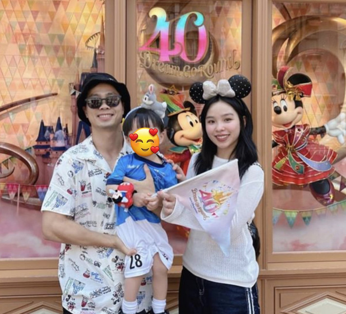 Ở phần bình luận, nhiều người đã dành lời khen ngợi cho nhan sắc cô nàng: "Tui thích kiểu xinh như vậy nha, người phụ nữ đảm đang có học thức, thông minh", "người ta không ăn mặc trang điểm lối hot girl thôi nha", "trông nhẹ nhàng và mang lại cảm giác dễ mến quá".