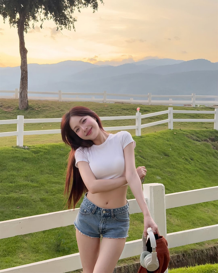 Cardncyn hiện là một hot girl mạng khá có tiếng ở Thái Lan với hơn 3,5 triệu người theo dõi trên trang cá nhân.