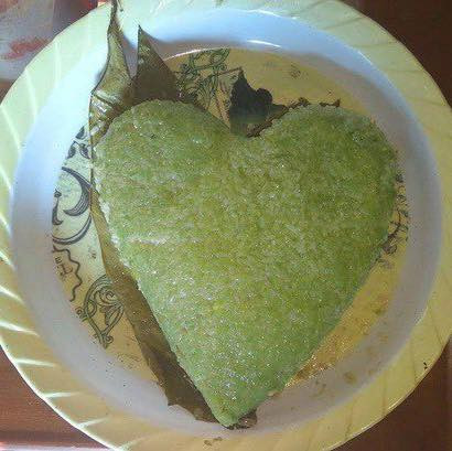 Ngày Valentine cũng là thời điểm vừa ra Tết, nhiều gia đình vẫn còn bánh chưng chưa ăn hết, các anh chàng đã nảy ra ý tưởng cắt chiếc bánh chưng thành hình trái tim để tặng vợ/bạn gái, vừa kinh tế, lại vừa thiết thực.