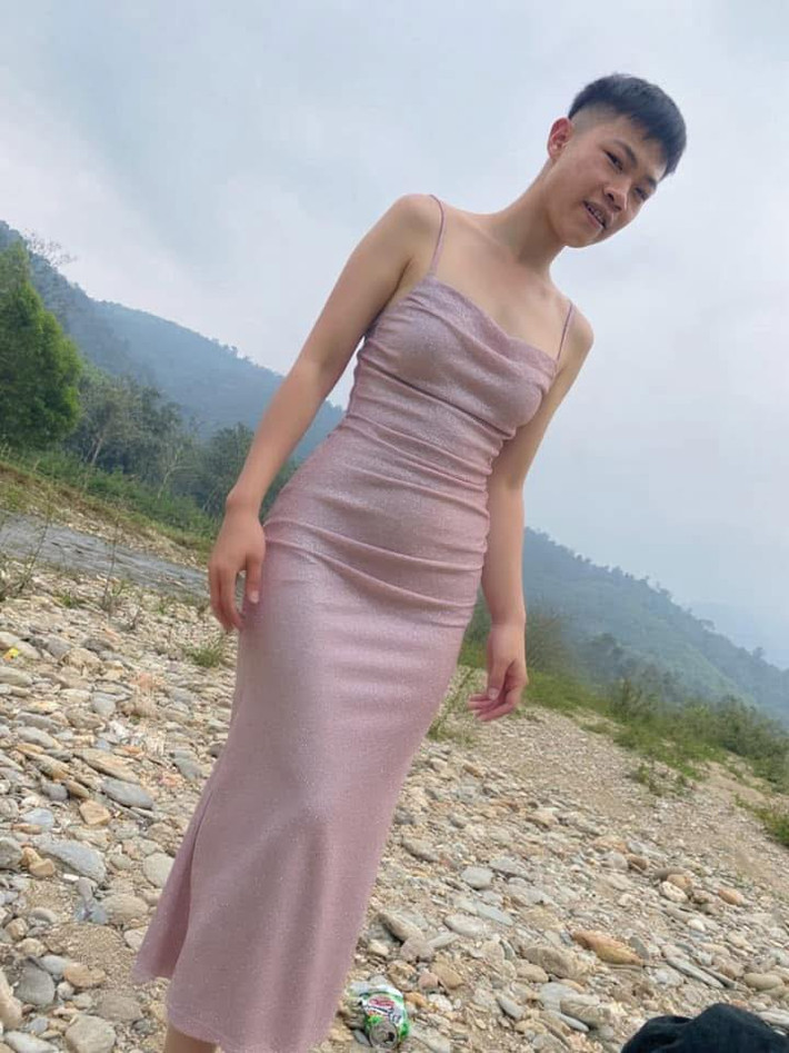 Theo đó, mẫu váy "hot hit" này là váy hai dây ôm body màu hồng tím nhạt. Xét về thiết kế, đây là kiểu váy đơn giản có thể khá dễ dàng trong việc tìm mua.