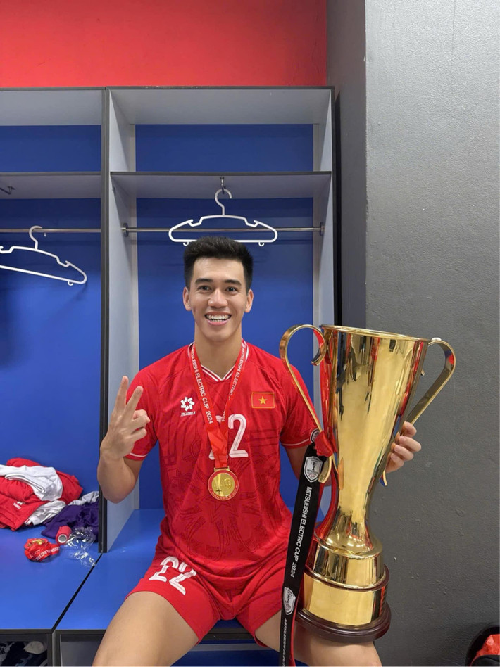 Năm qua, trong màu áo CLB Bình Dương, Tiến Linh ghi 8 bàn sau 26 trận ở V-League 2023-2024. Mùa này, anh tiếp tục thi đấu bùng nổ với 10 bàn sau 14 trận cho CLB Bình Dương.