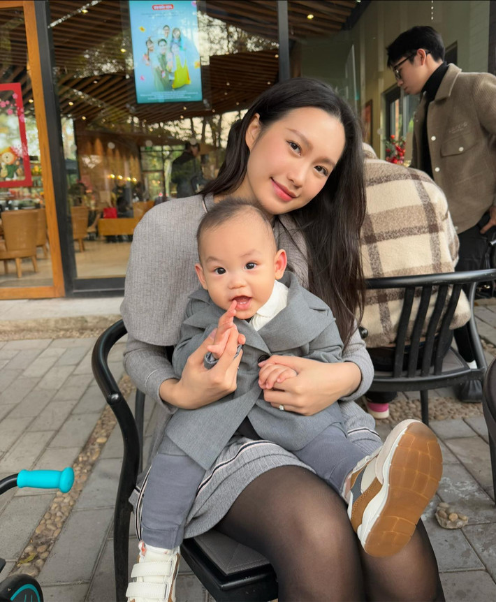 Trước đó, bà xã hậu vệ Đoàn Văn Hậu vui vẻ chia sẻ những hình ảnh đời thường cùng chồng con chơi Tết.