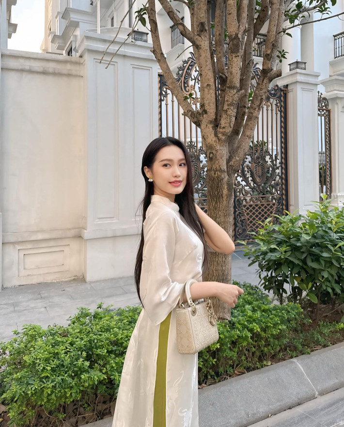 Cô nàng diện áo dài du xuân.
