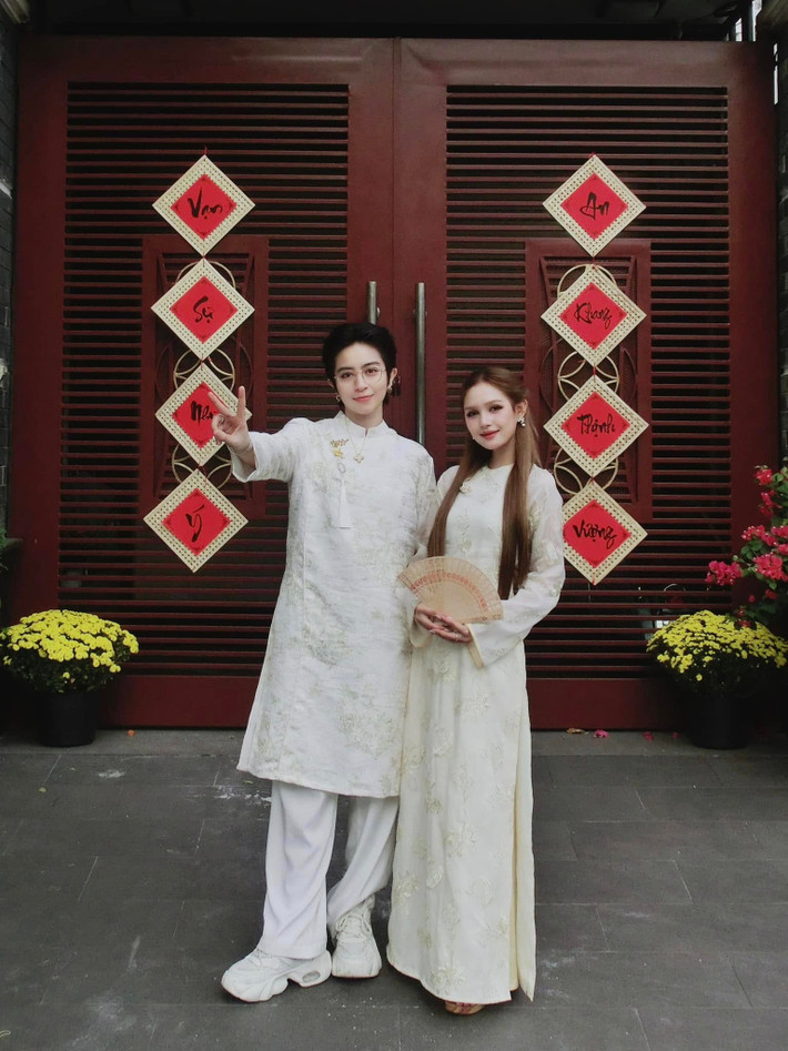 Trong dịp Tết năm nay, cặp đôi cũng đồng hành cùng với nhau khi đăng tải loạt ảnh đôi vào đúng ngày mồng 1 Tết.