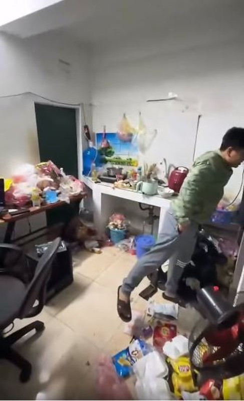 Trước đó, trên MXH cũng từng lan truyền nhiều câu chuyện dở khóc dở cười tương tự khi chủ nhà đến thăm phòng cho thuê. Một đoạn video dài hơn 20 giây ghi lại khung cảnh căn phòng trọ được cho là của 2 nam sinh ở Hà Nội khiến nhiều xem "rùng mình" vì...chẳng khác nào bãi rác.