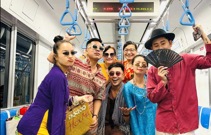 Bộ ảnh của một nhóm bạn với chủ đề "Đón tàu metro từ Bến Thành về quê… Thủ Đức ăn tết" đã khiến mạng xã hội xôn xao vì quá đáng yêu khi cùng mặc áo bà ba thực hiện bộ ảnh ấn tượng.