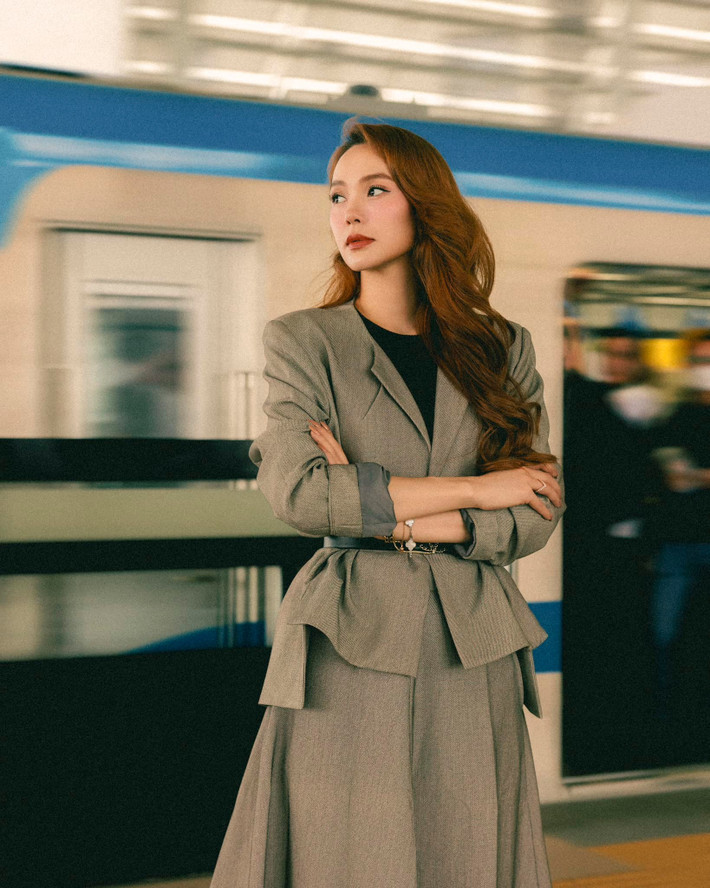 Cũng check-in trên tàu điện metro, "bé heo" Minh Hằng lựa chọn trang phục hiện đại, mang lại cảm giác hoài niệm của những năm 2010.