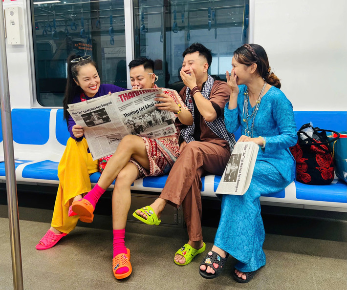 Điểm nhấn của nhóm là chọn áo bà ba và đi dép tổ ong nhiều màu sắc. Đây là trang phục thường gắn với hình ảnh người dân miền Tây thật thà, chân chất.