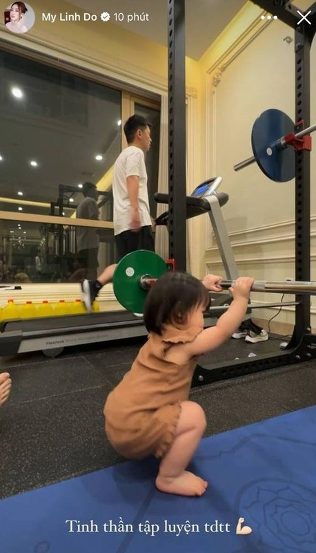 Vợ chồng Đỗ Mỹ Linh còn đầu tư cả một phòng gym bên trong dinh thự để rèn luyện sức khoẻ.
