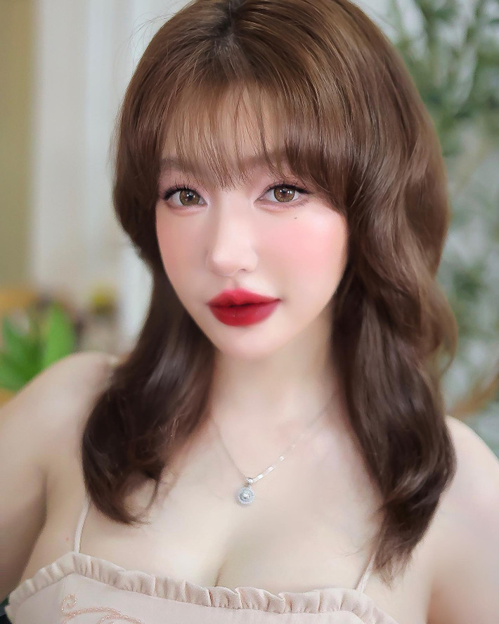 Elly Trần từng có một cuộc hôn nhân kín tiếng với một người đàn ông ngoại quốc. Cả hai có hai người con chung là Cadie Mộc Trà và Alfie Túc Mạch.