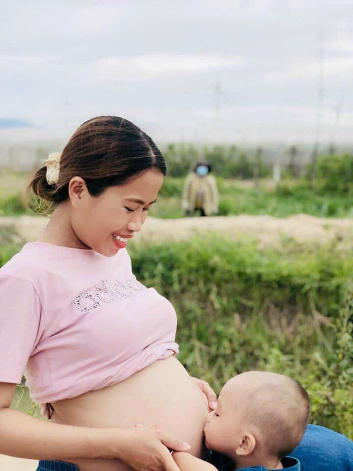 Sáng 26/2, Lê Thị Thu Hòa (mẹ Bắp) bất ngờ đăng tải status đầu tiên sau đêm livestream của Phạm Thoại gây chú ý vào tối hôm qua. Cô gửi lời xin lỗi về những chuyện đã xảy ra trong thời gian qua, thừa nhận rằng mình phát ngôn không khéo gây khó chịu cho những người yêu thương bé Bắp.