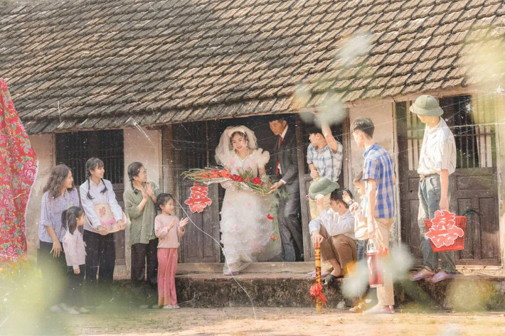 Dù cuộc sống hiện đại đã thay đổi nhiều, xu hướng về cách tổ chức đám cưới cũng đổi khác, thế nhưng nhiều bạn trẻ vẫn mong muốn giữ lại những giá trị truyền thống, ý nghĩa về tình yêu và đám cưới trong những thước phim trọng đại của cuộc đời mình.