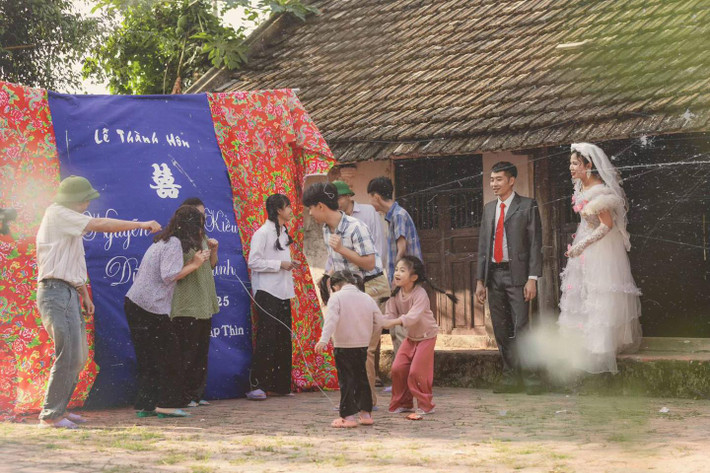 Thay vì những concept hiện đại, cô dâu chú rể lựa chọn bối cảnh làng quê để thực hiện bộ ảnh cưới của mình. Rạp cưới được dựng vô cùng đơn sơ như thời "ông bà anh".