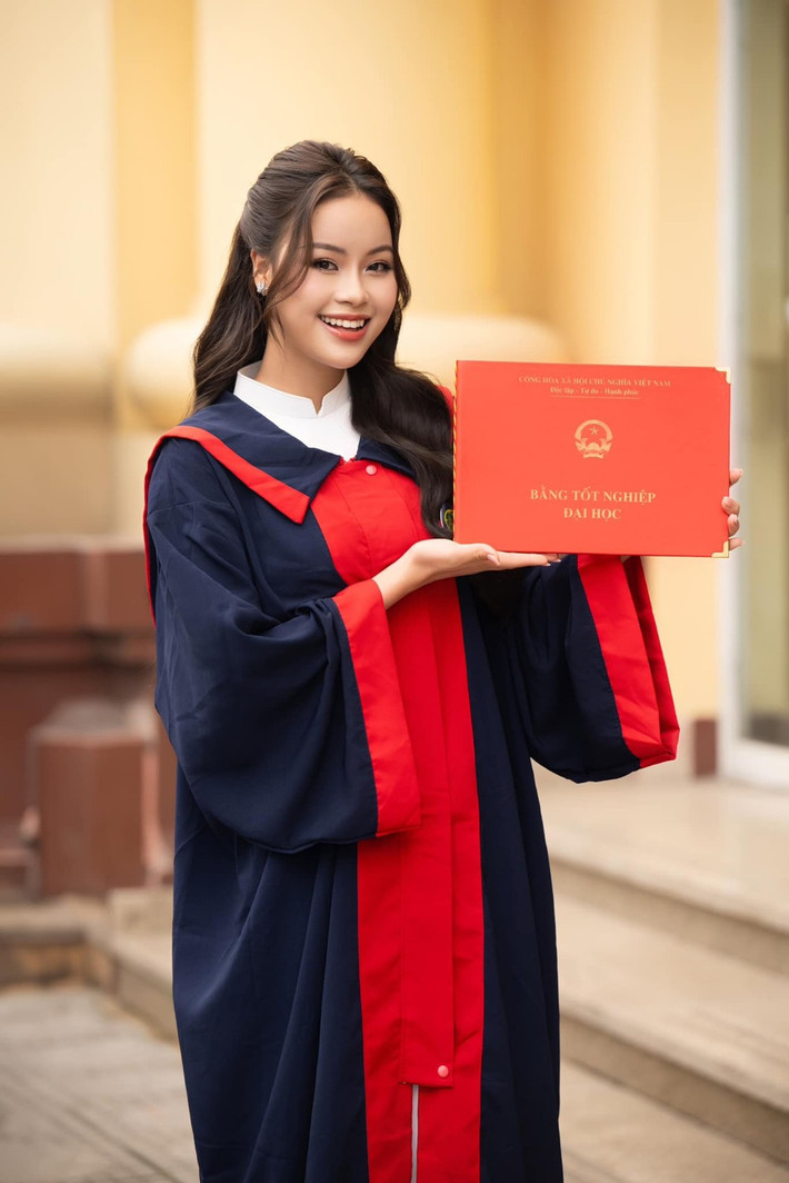 Ngoài lợi thế về ngoại hình, Đào Hiền gây ấn tượng bởi thành tích học tập ấn tượng. Cô nàngcô đã tốt nghiệp Đại học Kinh doanh và Công nghệ Hà Nội, chuyên ngành Ngôn ngữ Anh với thành tích loại giỏi. Đào Hiền cũngdự định học lên Thạc sĩ trong thời gian tới.(Ảnh: FBNV)