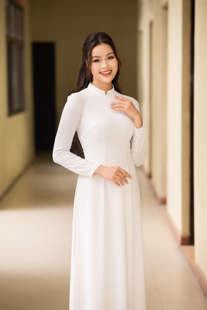 Đào Thị Hiền sinh năm 2001 ở Nghệ An. Trước khi trở thành Á hậu 1 Miss World Vietnam 2023, Đào Hiền từng tham gia Hoa hậu Du lịch Việt Nam 2022 và đạt thành tích top 5.(Ảnh: FBNV)