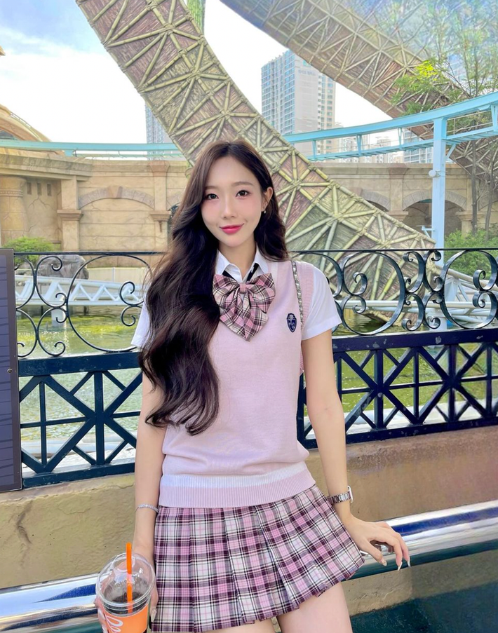 Kênh TikTok của Yuna thu hút nhờ ngoại hình xinh xắn và chia sẻ những kinh nghiệm hữu ích của cô nàng về cuộc sống du học sinh Hàn.