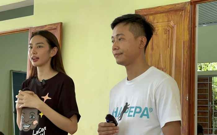 Sau khi bén duyên làm Youtuber, Quang Linh chuyển sang làm video về cuộc sống ở châu Phi, đi từ thiện, giúp đỡ người dân nơi đây. Hiện kênh Youtube của anh có gần 4 triệu người theo dõi.