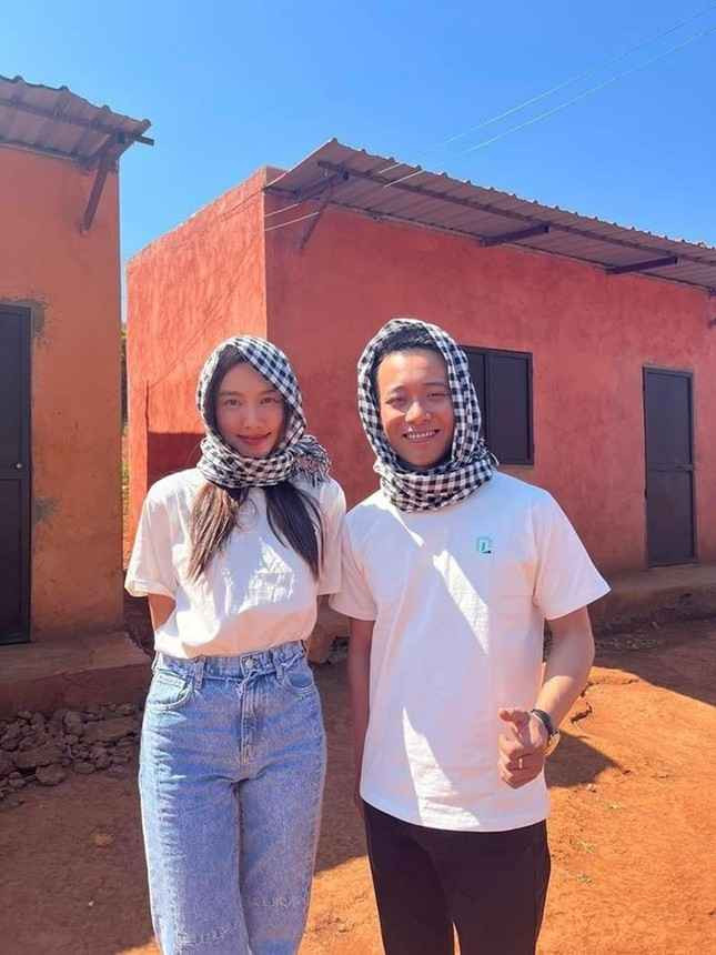 Trong khi đó, Quang Linh Vlogs tên thật là Phạm Quang Linh, sinh năm 1997 tại Nghệ An. Năm 2016, anh sang Angola làm công nhân xây dựng và mở xưởng làm nước đá kiếm sống.