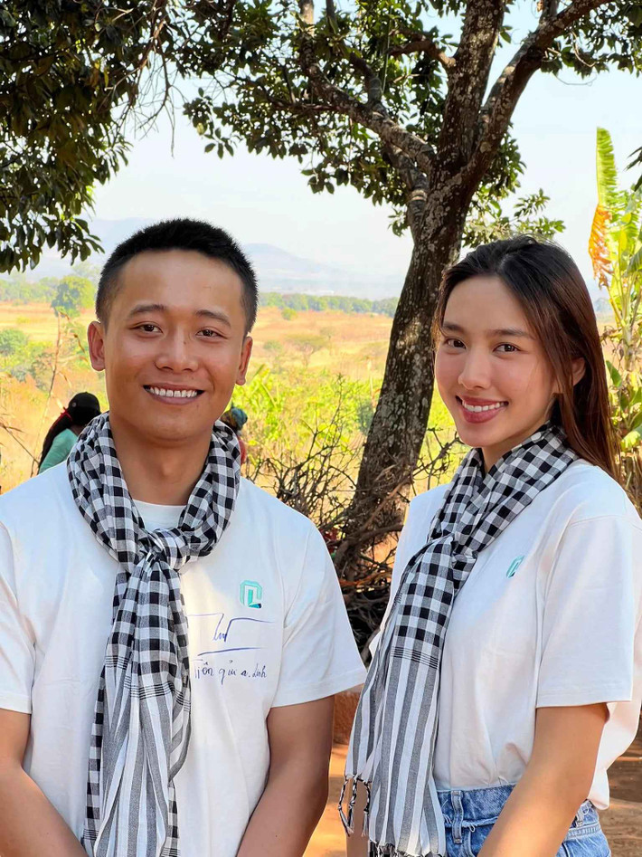 2 năm sau, mối quan hệ của Quang Linh Vlog và Thùy Tiên vẫn thân thiết. Khi nam Youtuber về nước, anh cũng đưa cả ê-kíp ở châu Phi theo cùng. Cặp đôi gặp nhau và có màn tương tác thoải mái khiến fan càng tin tưởng "thuyền sắp cập bến".
