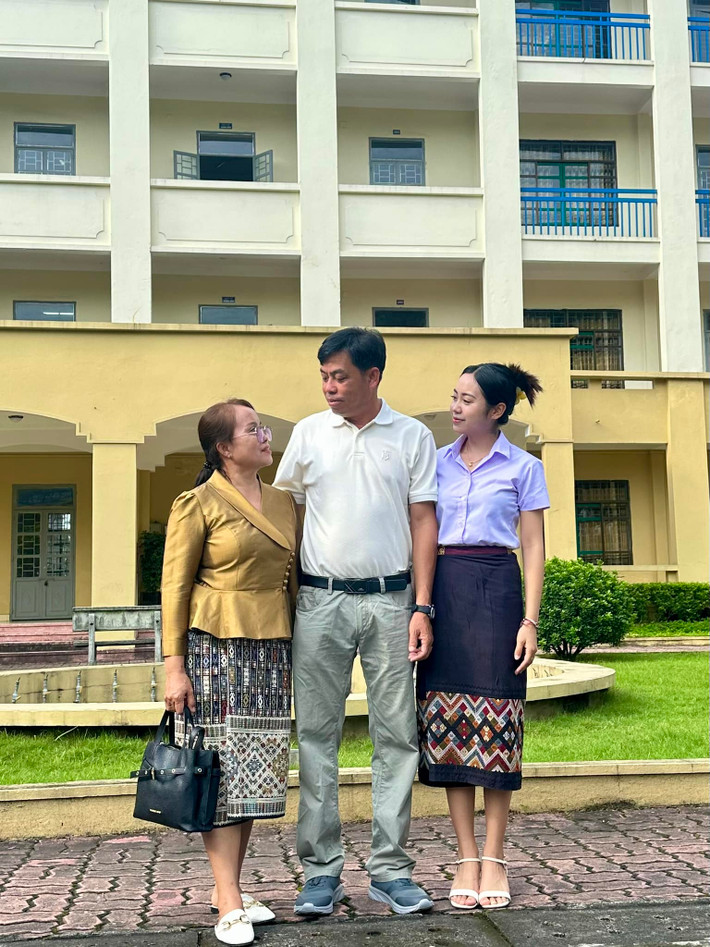 Được biết, bố mẹ của Maysaa đã bay sang Việt Nam để tham dự lễ tốt nghiệp của con gái.