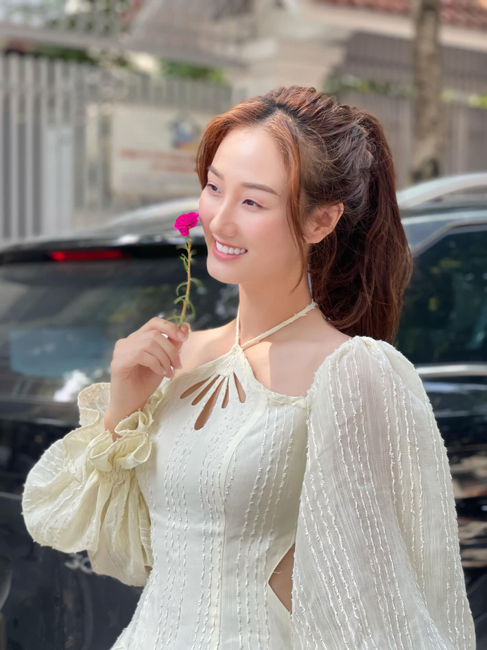 Cô nàng sở hữu vẻ đẹp trong trẻo, nhẹ nhàng với nụ cười tỏa nắng. (Ảnh: FBNV)
