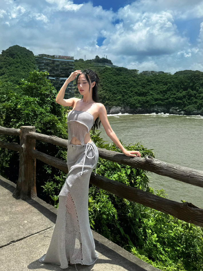 Thiết kế váy độc lạ làm tôn lên đôi chân dài miên man.